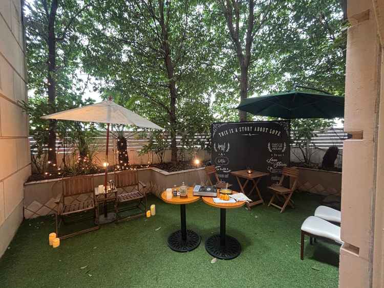 外にはガーデンスペースがあり、友人や家族と話しながらお酒を飲むのにも最適です。