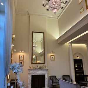 大きいシャンデリアのあるロビー