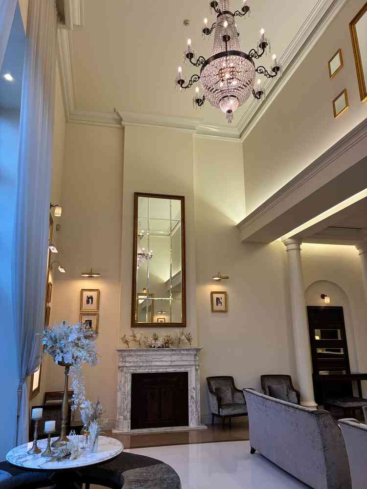 大きいシャンデリアのあるロビー