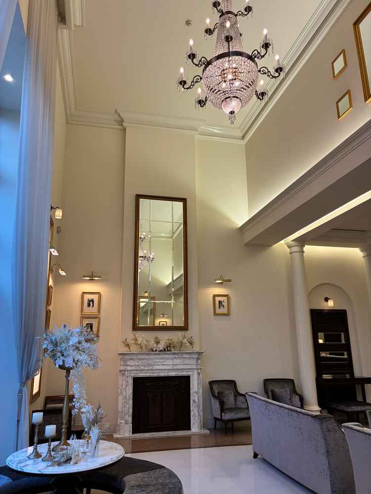 大きいシャンデリアのあるロビー