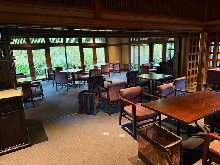 受付。大正ロマンが詰め込まれたような作り。