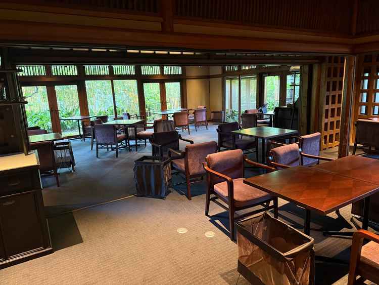 受付。大正ロマンが詰め込まれたような作り。