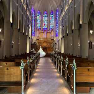 大聖堂のパイプオルガンとステンドグラスが見応えすごい！