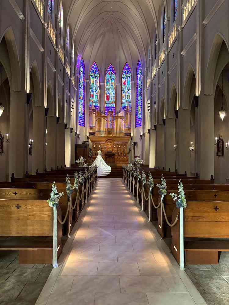 大聖堂のパイプオルガンとステンドグラスが見応えすごい！