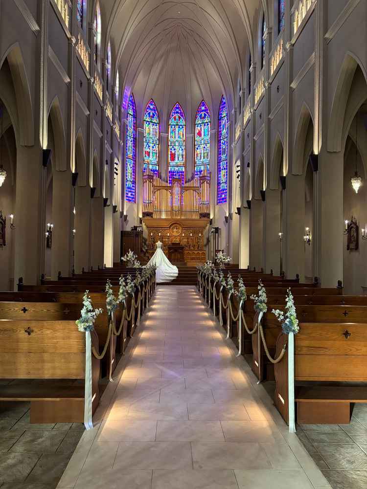 大聖堂のパイプオルガンとステンドグラスが見応えすごい！