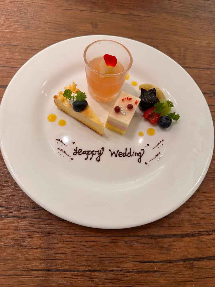試食のスイーツ。当日のデザートビュッフェスタイルをイメージしたもので、どれも好みの味だった。