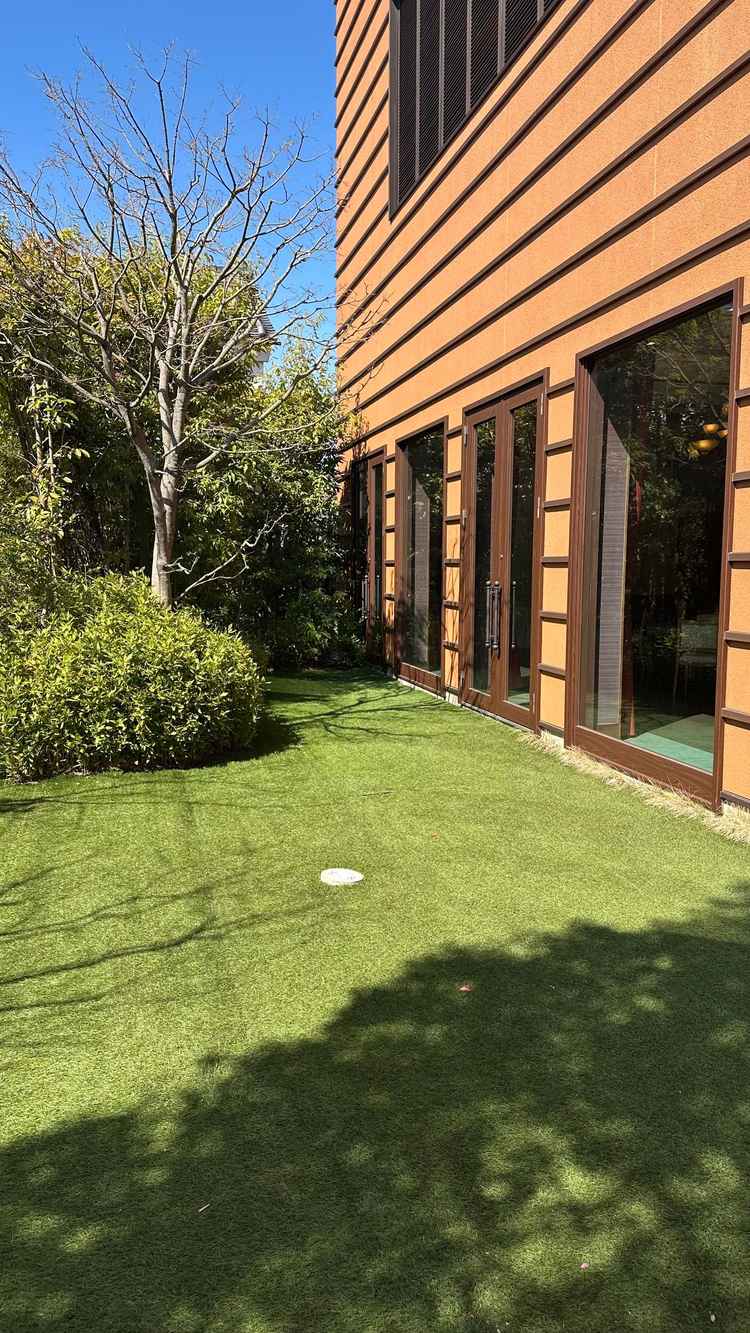 ガーデンルームの披露宴会場の外にあるガーデン。とても広々としている。