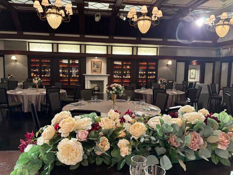 翠鳴館という会場。新郎新婦席は高さが出してあり、全体を見渡しやすいパターンで見学できた。