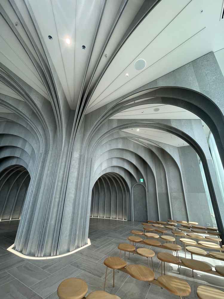 建築美が目を引くチャペル。写真で見るよりも広く感じました