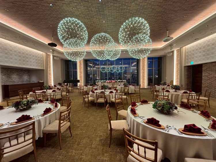 6つのうち1つの披露宴会場。私はこの会場の花火のような綺麗なライトが気に入りました。