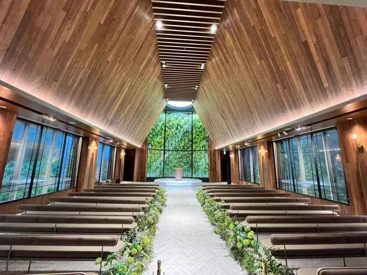 チャペル前方の写真。天井が高く、広々としており、木と緑の自然を感じる雰囲気でした。