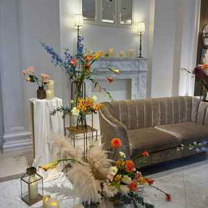 新郎新婦ソファ、フラワーアレンジ