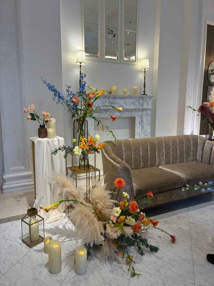 新郎新婦ソファ、フラワーアレンジ