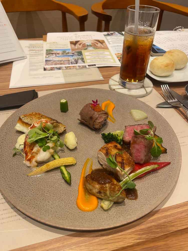 試食で食べたお料理です。見た目も華やかで美味しかったです！