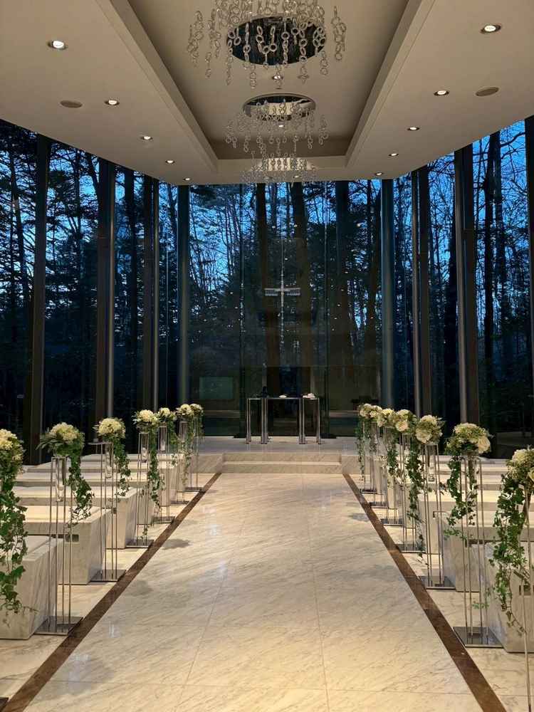 挙式場。ガラス張りで自然が感じられて良い。