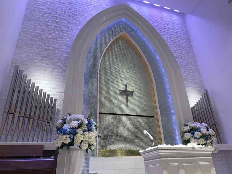 7色のカラーから好きな色味の照明を選ぶことができて自分のイメージする挙式ができそうだと感じました