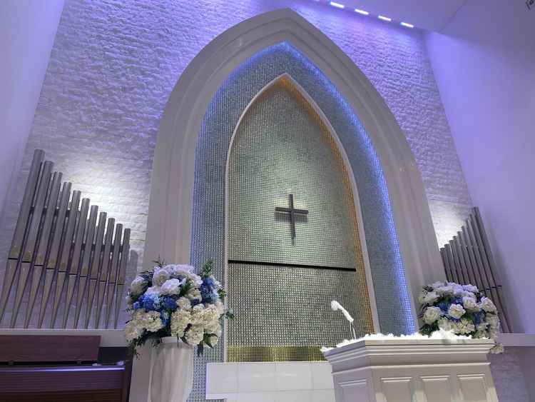 7色のカラーから好きな色味の照明を選ぶことができて自分のイメージする挙式ができそうだと感じました