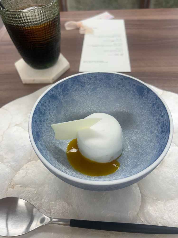 デザートとコーヒーまで。ハーフコースでしたが、少量でもしっかり満足感を感じました。
