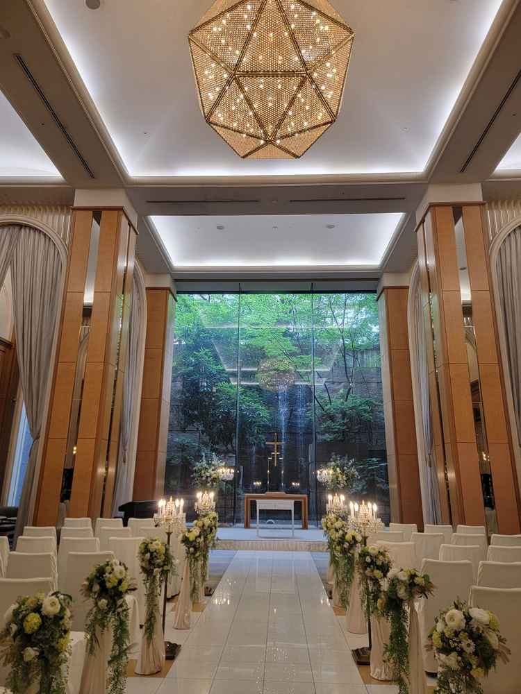 チャペル会場です。台風並みの雨ではない限り、雨でも分からないらしく魅力的で神秘的なチャペルでした