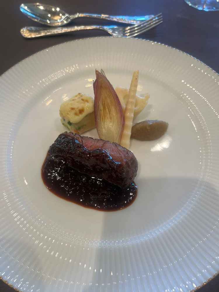 フレンチ料理のメインの牛肉を頂きました。