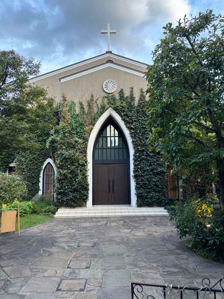 チャペルの外観。周りに高い建物がないため空との対比が美しく感じました。