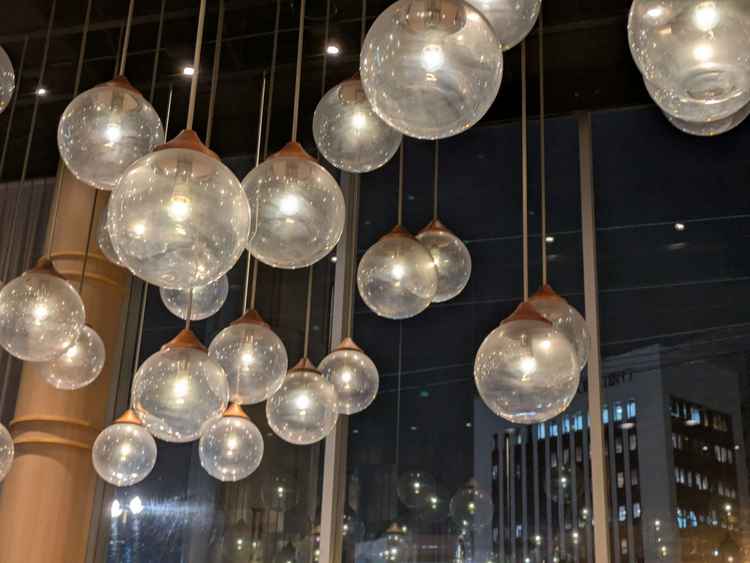 天井のランプ。なかなか見ない証明で、雰囲気がぐっと上がります