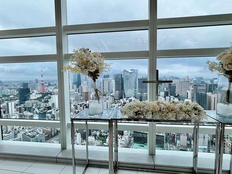 新郎新婦が立ち位置からは東京タワーが見える
