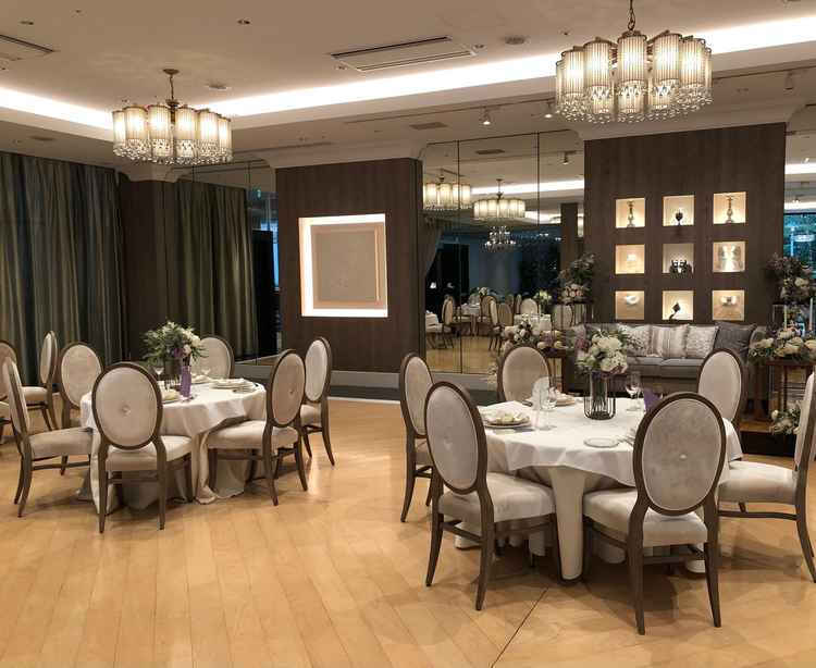 披露宴会場の様子。机や椅子などの設備が可愛らしく、カーテンで仕切られているのが印象的でした。