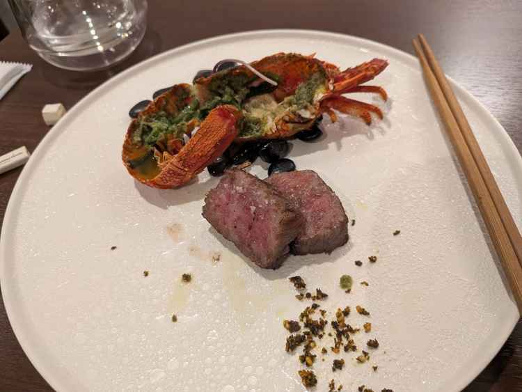 フェアの特典のフルコースメインです。非常に美味しくてゲストのみんなにも食べてほしいと思いました。
