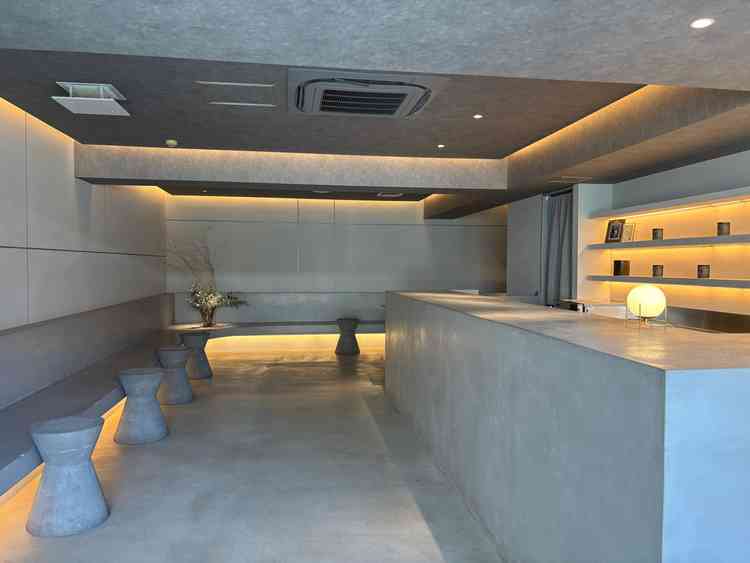 グレーで統一されていておしゃれなウェルカムスペース