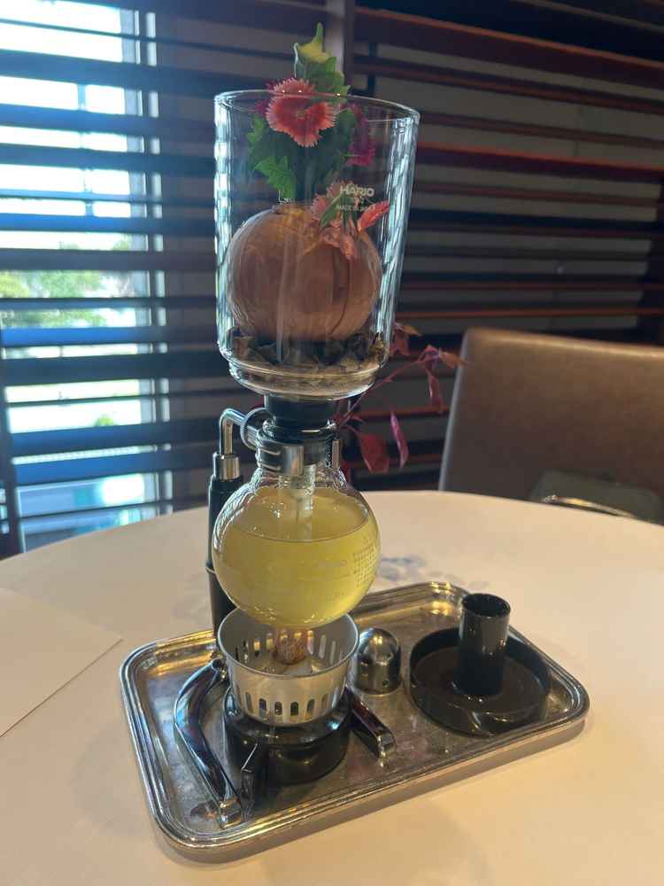 サイフォンメーカーを使ったスープでした。コーヒー意外に使うことも出来るなんて驚きでした。