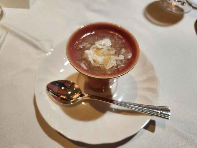 試食で出てきたフカヒレのスープ。蟹の身も入っていて美味しい。