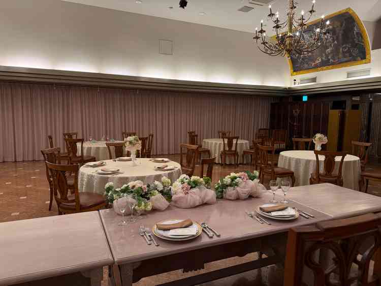 披露宴会場も明るくて楽しそうな雰囲気でした。