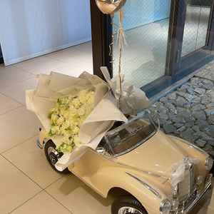リングドック、サプライズ等で使いたい車の飾り付け。とても綺麗な花束を添えて風船で飾り付けてました。
