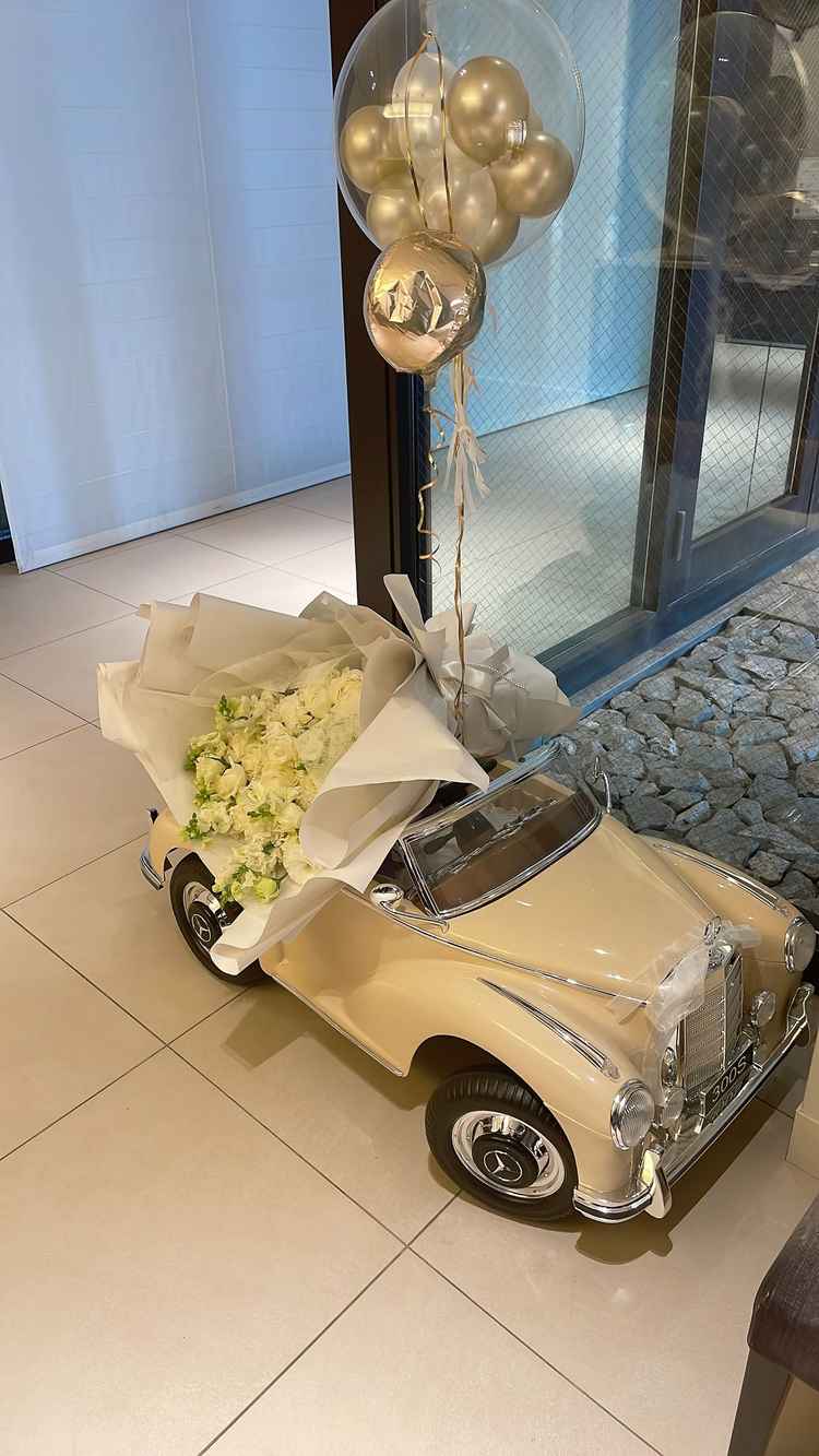 リングドック、サプライズ等で使いたい車の飾り付け。とても綺麗な花束を添えて風船で飾り付けてました。