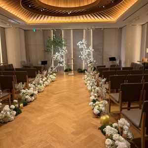 チャペルの写真。披露宴会場もだが、天井が高くなっているところがあり、開放感も感じられより良いと感じた