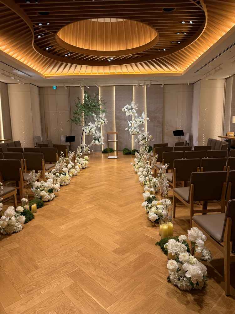 チャペルの写真。披露宴会場もだが、天井が高くなっているところがあり、開放感も感じられより良いと感じた