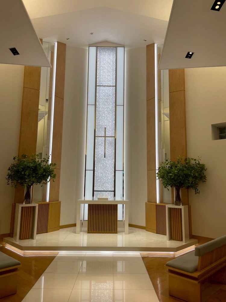 チャペル、十字架を外して人前式も可能