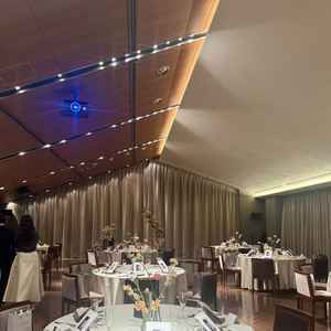 披露宴会場、屋根が三角でカーテンが開いてテラスにも出れる