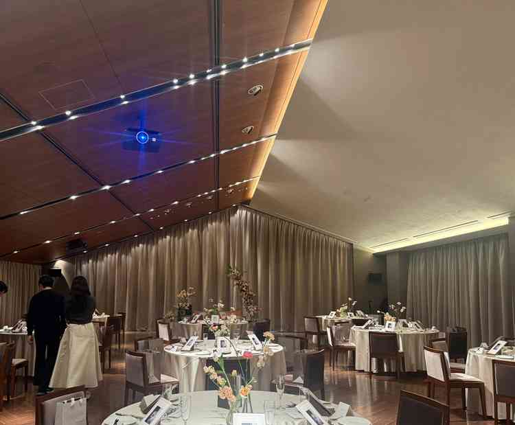 披露宴会場、屋根が三角でカーテンが開いてテラスにも出れる