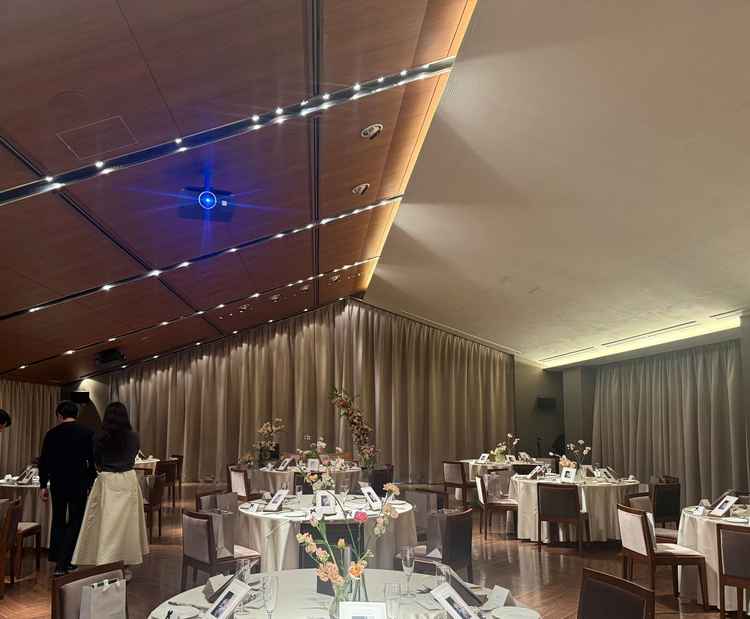 披露宴会場、屋根が三角でカーテンが開いてテラスにも出れる