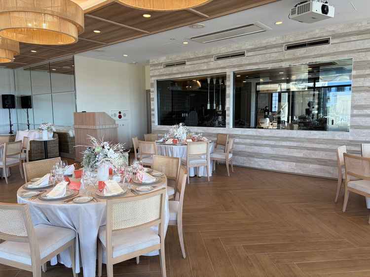 カジュアルな印象の披露宴会場