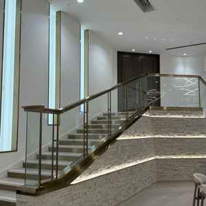 こちらの披露宴会場も階段入場ができる魅力があった。天井高も高くかいじょうがとても広い。照明おしゃれ。