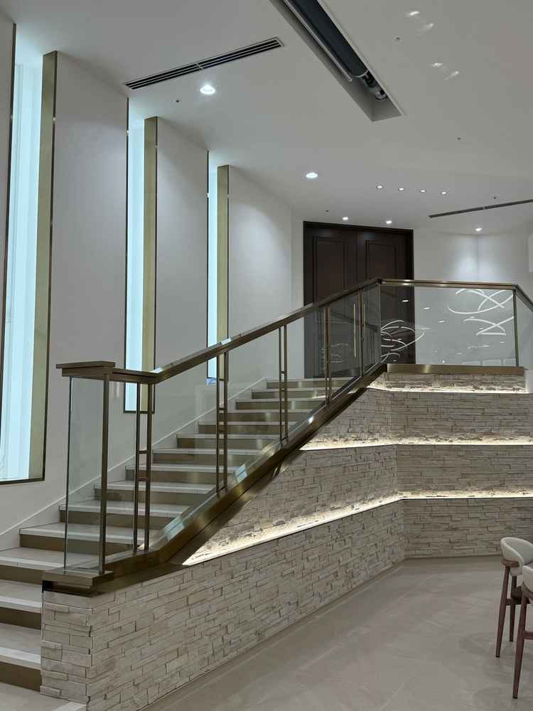 こちらの披露宴会場も階段入場ができる魅力があった。天井高も高くかいじょうがとても広い。照明おしゃれ。