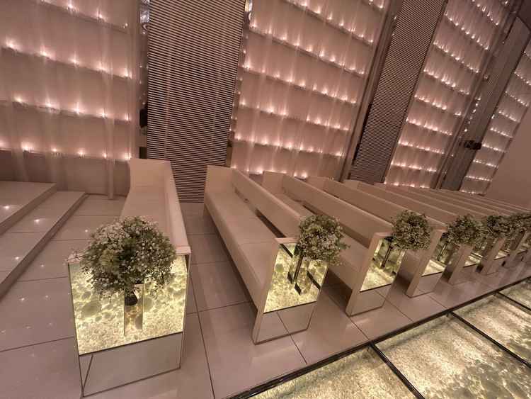 白を基調にした教会で、下のバージンロードがめちゃくちゃ綺麗だった。お花は自分好みに変更できる。