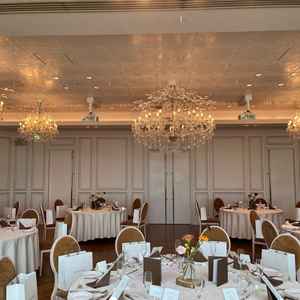 白基調でとても可愛らしい感じの会場です。シャンデリアが色味が暖かく、素敵でした。