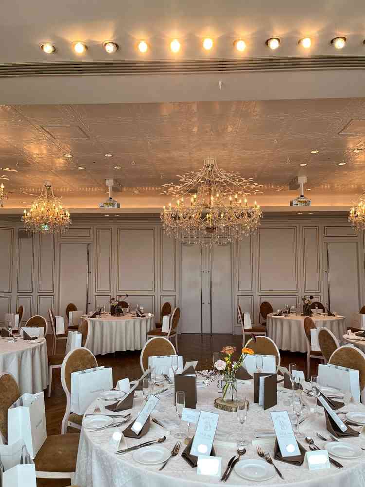 白基調でとても可愛らしい感じの会場です。シャンデリアが色味が暖かく、素敵でした。