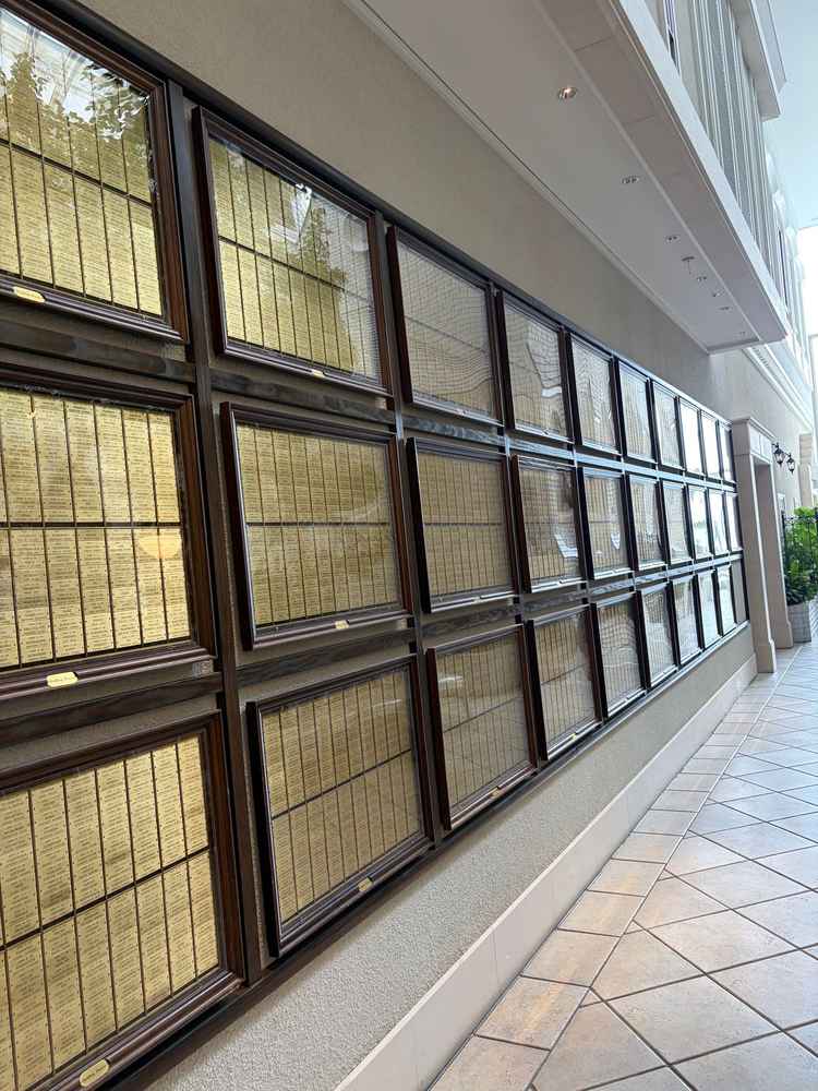 挙式で名前を打ちつけたものを飾っているらしく、思い出としてホテルに泊まりに来る時に見るらしい。