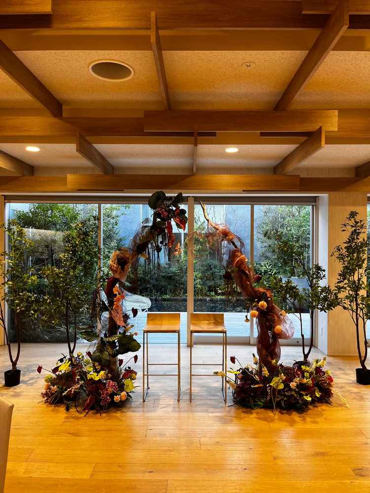 披露宴会場の高砂の写真。後ろのグリーンの背景と相まって、やり過ぎないながらも華やかな印象を得た。