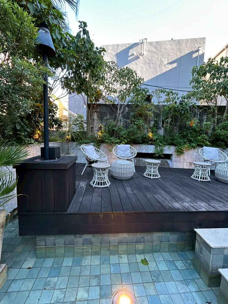 正面入り口を入ってすぐにある憩いの場。季節が良ければここでもゲストに楽しんでもらいたい